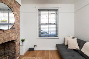 Ruang duduk di 3 Hampden Street Stylish, Central 2-Bed York Terrace with Parking Pass the Keys