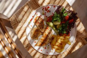 Makanan di atau berdekatan hotel