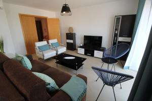 Cabanas Garden - Stunning 2 bedroom apartment - Communal Pool - 2 minuts walking to the river TV 또는 엔터테인먼트 센터