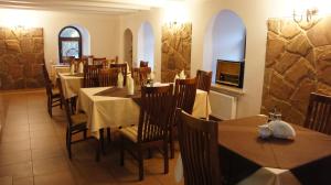 a dining room with tables and chairs in a restaurant at Hotel Stary Młyn in Suchedniów