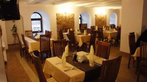 a dining room with tables and chairs in a restaurant at Hotel Stary Młyn in Suchedniów