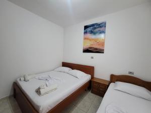 Giường trong phòng chung tại Spahiu Guesthouse