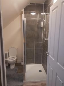 un piccolo bagno con servizi igienici e doccia di Spacious Ensuite King Room Private Neighbourhood Free Parking Space a Oldham