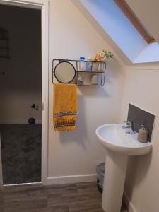 bagno con lavandino e finestra di Spacious Ensuite King Room Private Neighbourhood Free Parking Space a Oldham