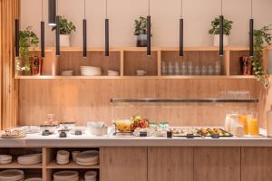 uma cozinha com um buffet de comida num balcão em Radisson Hotel Liege City Centre em Liège