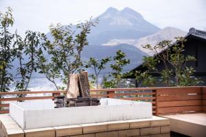 una vasca da bagno con vista sulle montagne di Yufudake Ichibo no Yado Kirara a Yufu