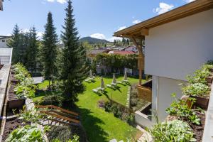 O grădină în afara Hotel Seefelderhof