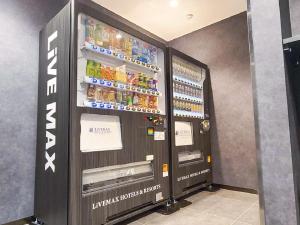 uma máquina de venda automática com bebidas e bebidas em HOTEL LiVEMAX Chiba Soga-Ekimae em Chiba