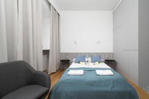 2 letti in una camera con divano e letto di Old Town Studio by Noclegi Renters a Breslavia