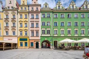 una fila di edifici colorati in una strada di Old Town Studio by Noclegi Renters a Breslavia