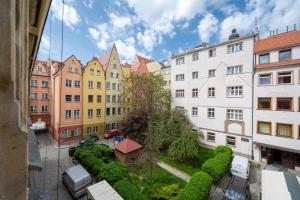 una vista da una finestra di una città con edifici di Old Town Studio by Noclegi Renters a Breslavia