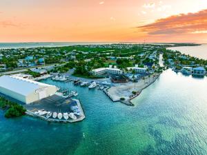 uma vista aérea de uma marina ao pôr-do-sol em Caloosa Cove Resort - With Full Kitchens em Islamorada