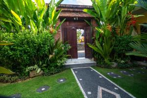 Taman di luar D-Anyar Stay and Surf Canggu