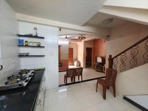 ครัวหรือมุมครัวของ 3 Bedroom Spacious Villa Near Mapro Garden