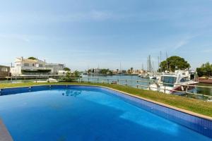 a large blue swimming pool next to a marina at NIDO 150 Mestral in Roses