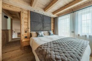 Una cama o camas en una habitación de Chalet Socrepes - Dolomiti Skyline