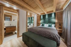 Una cama o camas en una habitación de Chalet Socrepes - Dolomiti Skyline