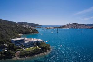 una vista aérea de un complejo sobre un cuerpo de agua en Xenia Poros Image Hotel, en Poros