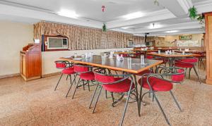 A restaurant or other place to eat at Treebo Surya Yatri Niwas