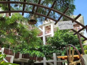 Градина пред Agos Boracay Rooms + Beds