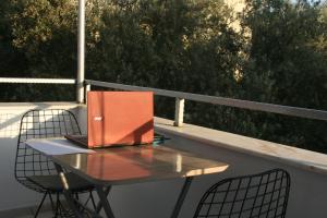 un ordinateur portable assis sur une table sur un balcon dans l'établissement Ayshe Apart, à Kaş