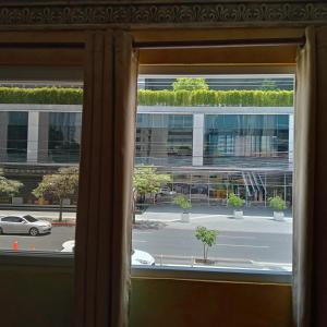 une fenêtre avec vue sur un parking dans l'établissement Antigua Inn Hotel, à Guatemala