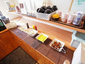 una mesa con algo de comida en un estante en HOTEL LiVEMAX Himeji Shiyakusho Mae, en Himeji