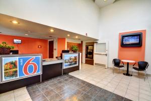 Motel 6-Newport, RI tesisinde bir televizyon ve/veya eğlence merkezi