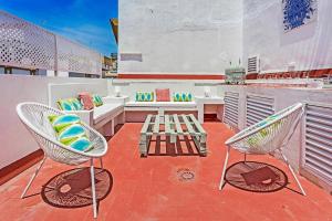 Un balcón o terraza en FAM Sevillian Townhouse