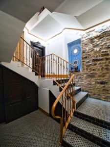 eine Wendeltreppe in einem Haus mit einer Steinmauer in der Unterkunft Apartamentos Valle de Ordesa-Torla in Torla-Ordesa