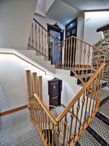 eine Treppe mit Holzgeländer in einem Haus in der Unterkunft Apartamentos Valle de Ordesa-Torla in Torla-Ordesa