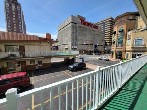 Blick auf eine Straße in einer Stadt mit Gebäuden in der Unterkunft Eldorado Atlantic City Beach Block in Atlantic City