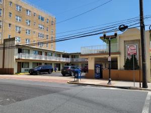 eine leere Straße mit vor Gebäuden geparkt Autos in der Unterkunft Eldorado Atlantic City Beach Block in Atlantic City