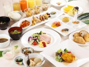 een tafel met borden eten erop bij Himeji Castle Grandvrio Hotel in Himeji