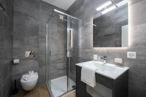 bagno con lavandino, doccia e servizi igienici di Boutique Homes - Happy Rentals a Lugano