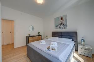 una camera con un grande letto di Boutique Homes - Happy Rentals a Lugano