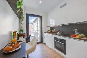 una cucina con tavolo e piatto di pane di Boutique Homes - Happy Rentals a Lugano