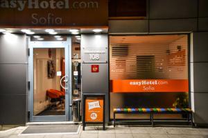 een winkel met een bord voor een gebouw bij easyHotel Sofia in Sofia