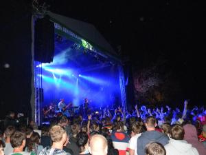 a crowd of people watching a band on a stage at Hotel Waldmühle in Elend