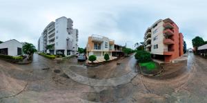 uma vista aérea de uma rua com dois edifícios altos em Hotel Ipanema Meridian em Neiva