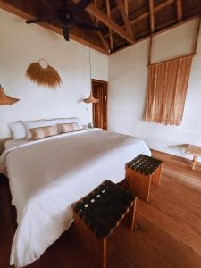 เตียงในห้องที่ Sumba Beach House