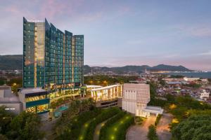 una vista aérea de un edificio en una ciudad en Novotel Lampung en Bandar Lampung