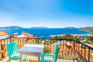 d'un balcon avec une table et des chaises et une vue sur l'eau. dans l'établissement Kybele Sea view, à Kaş