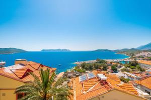 - une vue sur la ville et l'eau dans l'établissement Kybele Sea view, à Kaş