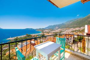 d'une table et de chaises sur un balcon avec vue sur l'océan. dans l'établissement Kybele Sea view, à Kaş