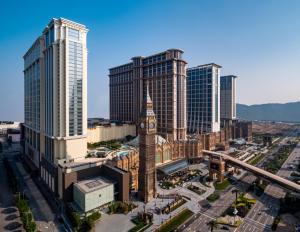 une vue aérienne sur une ville avec une tour d'horloge dans l'établissement The Londoner Macao, à Macao