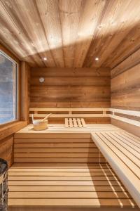 a sauna with a bench in a wooden tub at Aigle des Neiges 5 étoiles in Gérardmer