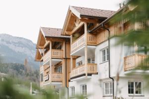 un edificio con balconi in legno sul lato di SunApart by Apart4you a Haus im Ennstal