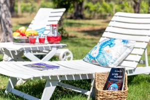 uma mesa de piquenique e cadeira com uma cesta de frutas em Villa Grazia em Alghero