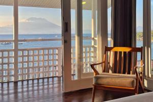 Habitación con silla y vistas al océano en Sea La Vie Resort Nusa Penida, en Nusa Penida